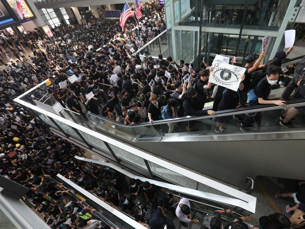 Хонг Конг бүх нислэгээ цуцаллаа
