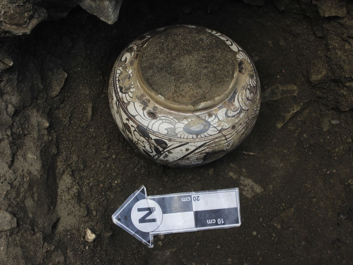 Хөвсгөлөөс 700-800 жил мөнх цэвдэгт хадгалагдсан гурван ваар дүүрэн шар тос олджээ