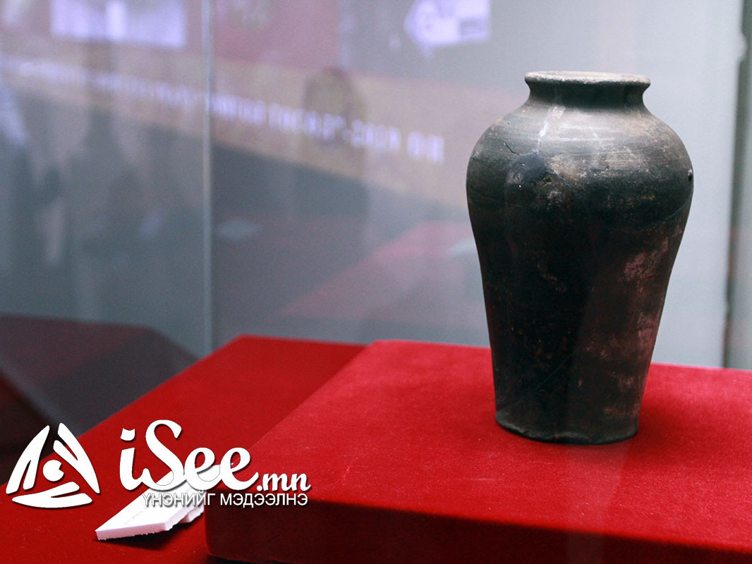 ФОТО: 700-800 жилийн өмнөх Монголын эзэнт гүрний үнэт, ховор олдворуудыг дэлгэлээ