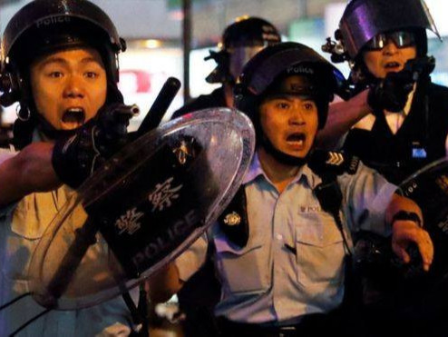 ВИДЕО: Хонгконгийн цагдаа нар жагсагчдын эсрэг даралтат ус ашиглажээ
