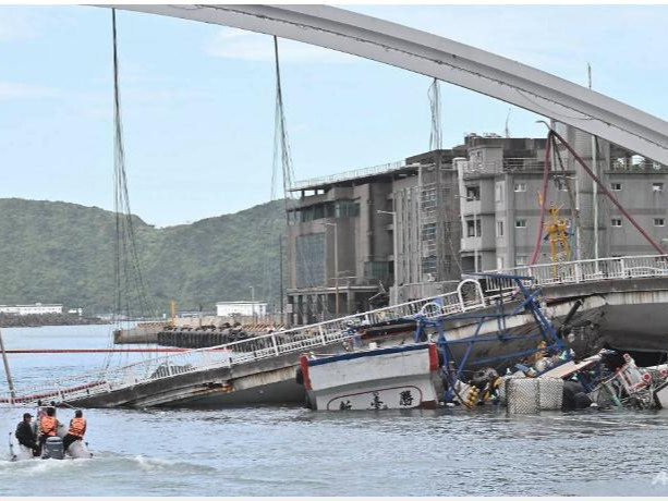 ВИДЕО: Тайваньд 140 метрын урттай гүүр нурж байгаа бичлэг ил болов