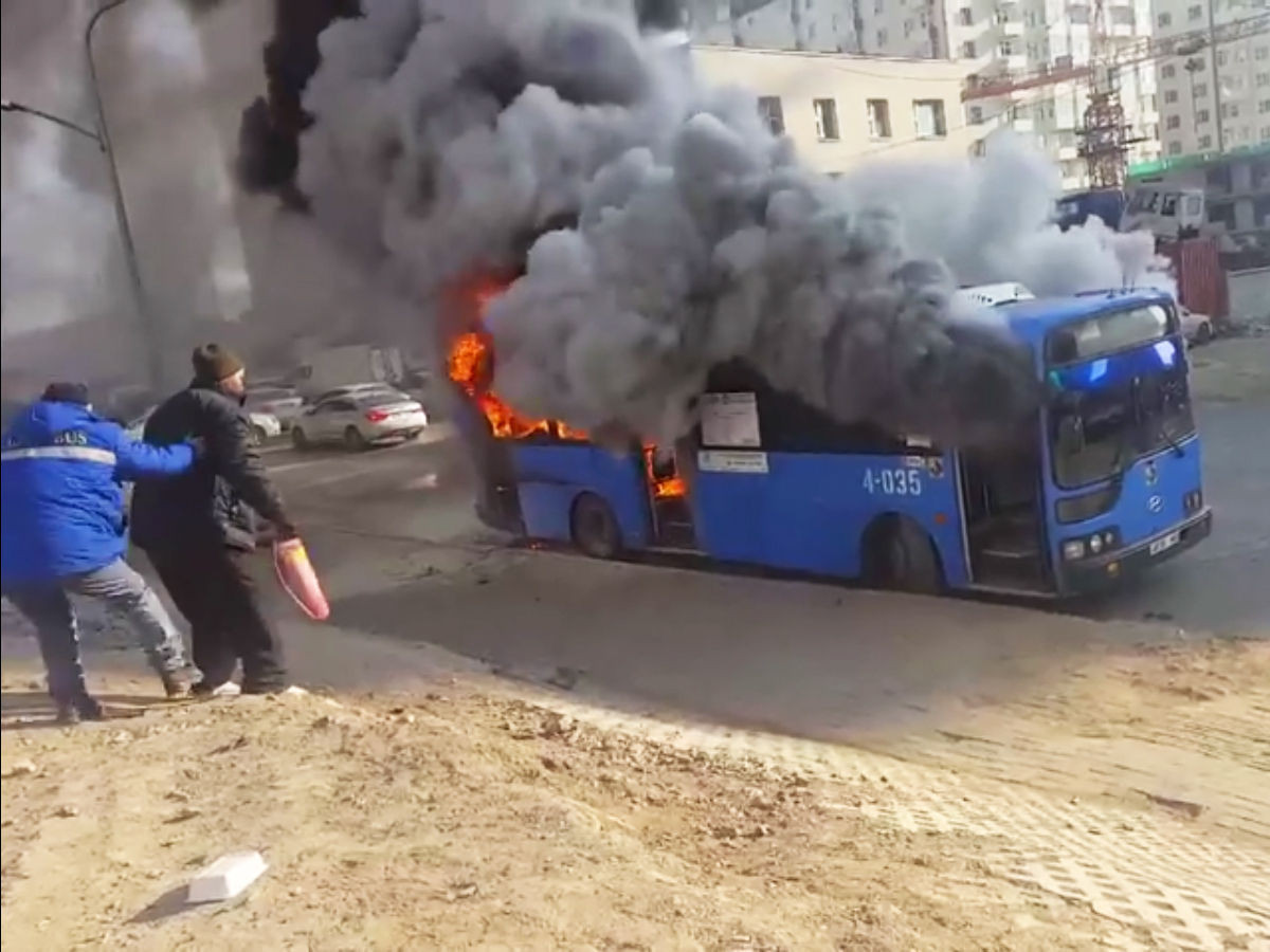 Улаанбаатар-Ховд чиглэлийн 35 зорчигчтой явж байсан автобус шатжээ