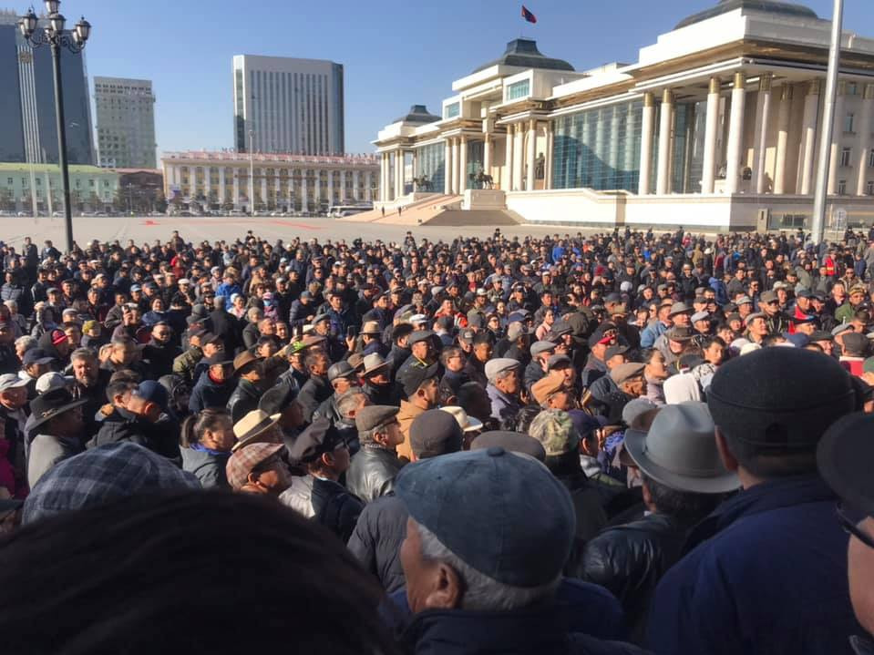 "Монголын Үндэсний фронт" хөдөлгөөнийхөн жагсч байна