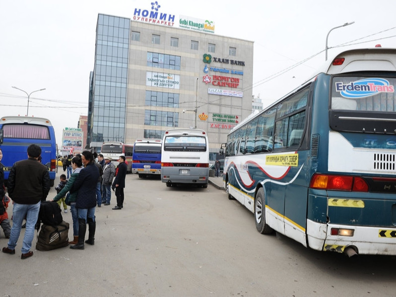 Ховд-Улаанбаатар чиглэлийн 46 зорчигчтой автобус осолджээ