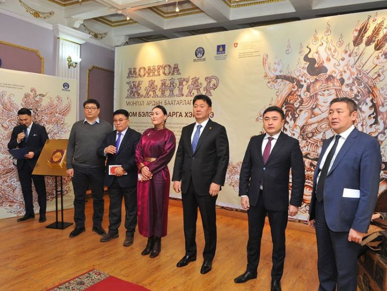 "Монгол Жангар" туулийн багц номыг нийтийн номын сангуудад бэлэглэлээ