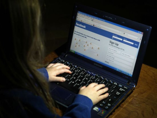 18 настай охин Фэйсбүүк орчинд 350 иргэнийг залилжээ