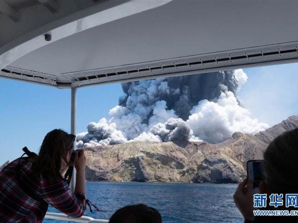 ФОТО: Шинэ Зеландад галт уул дэлбэрсний улмаас жуулчид амиа алджээ