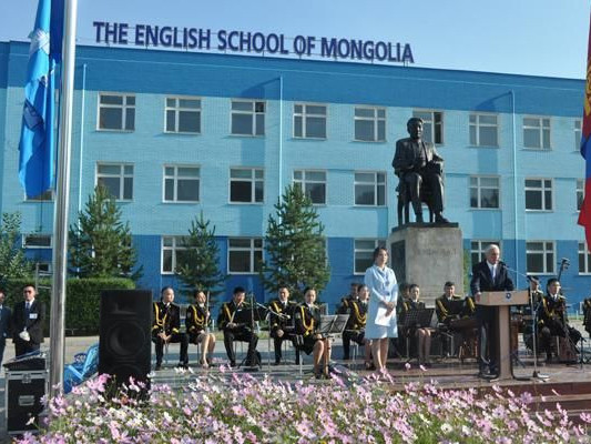 “ENGLISH SCHOOL OF MONGOLIA” сургуулийн багш нар хар тамхи хэрэглэж, насанд хүрээгүй сурагчдад бэлгийн дарамт үзүүлэхийг оролджээ