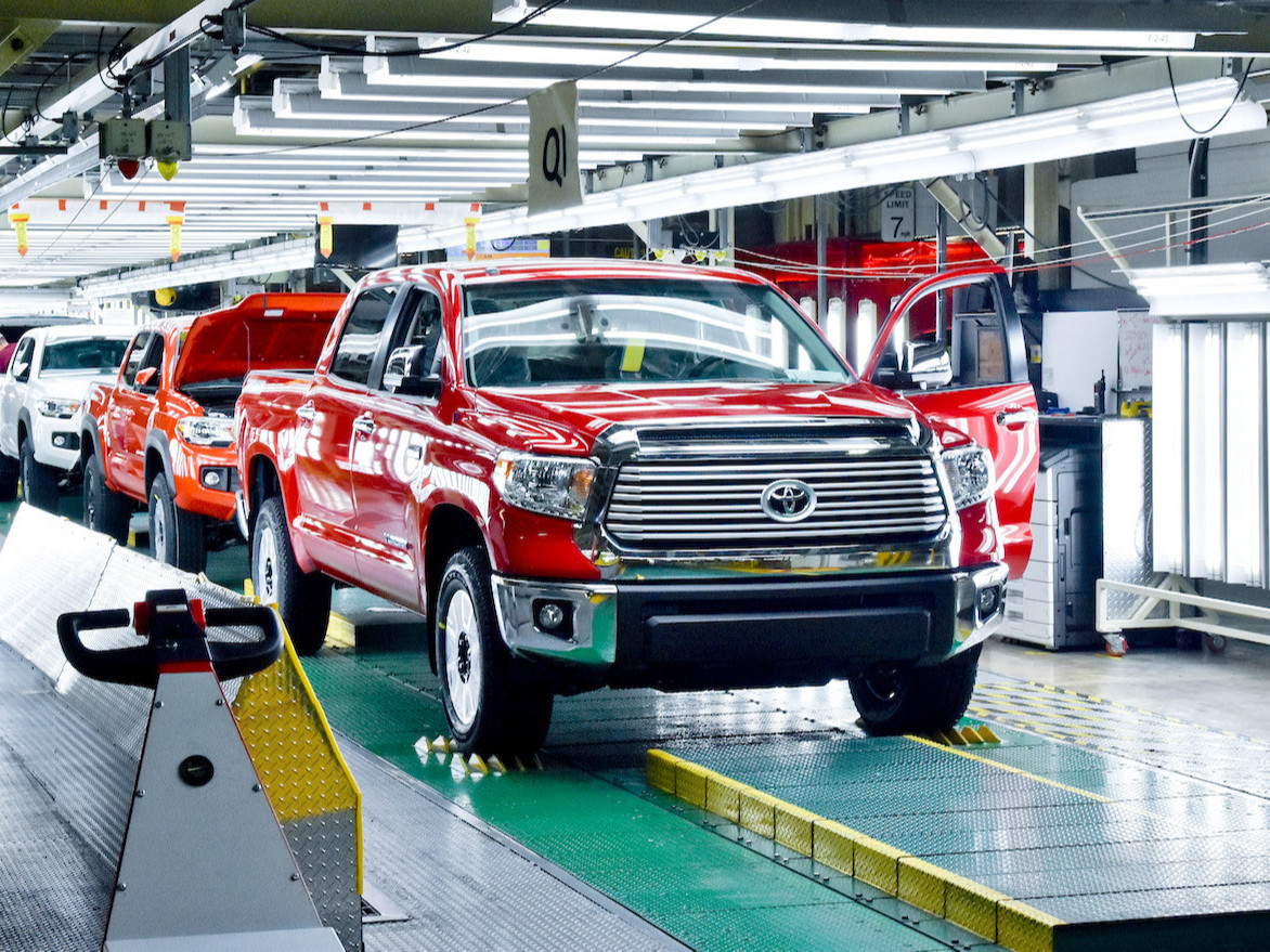“Toyota” компани 700 мянган автомашинаа эргүүлэн татна