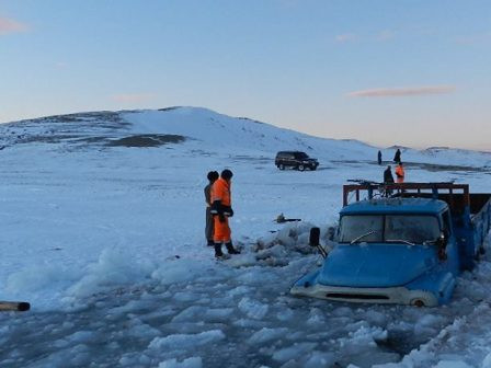 16 тонн шатахуун тээвэрлэж явсан автомашин голын мөсөнд цөмөрсөн хэрэг гарчээ
