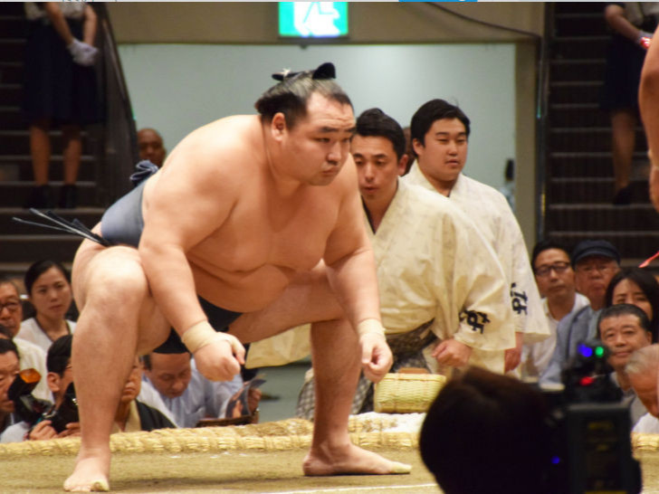 Их аварга Какүрюү, Озэки Такакейшо нар хоёр дахь өдрийн барилдаанд уналаа