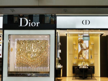 Францын Dior, Givenchy брэндүүд үнэртний оронд гар ариутгагч үйлдвэрлэнэ