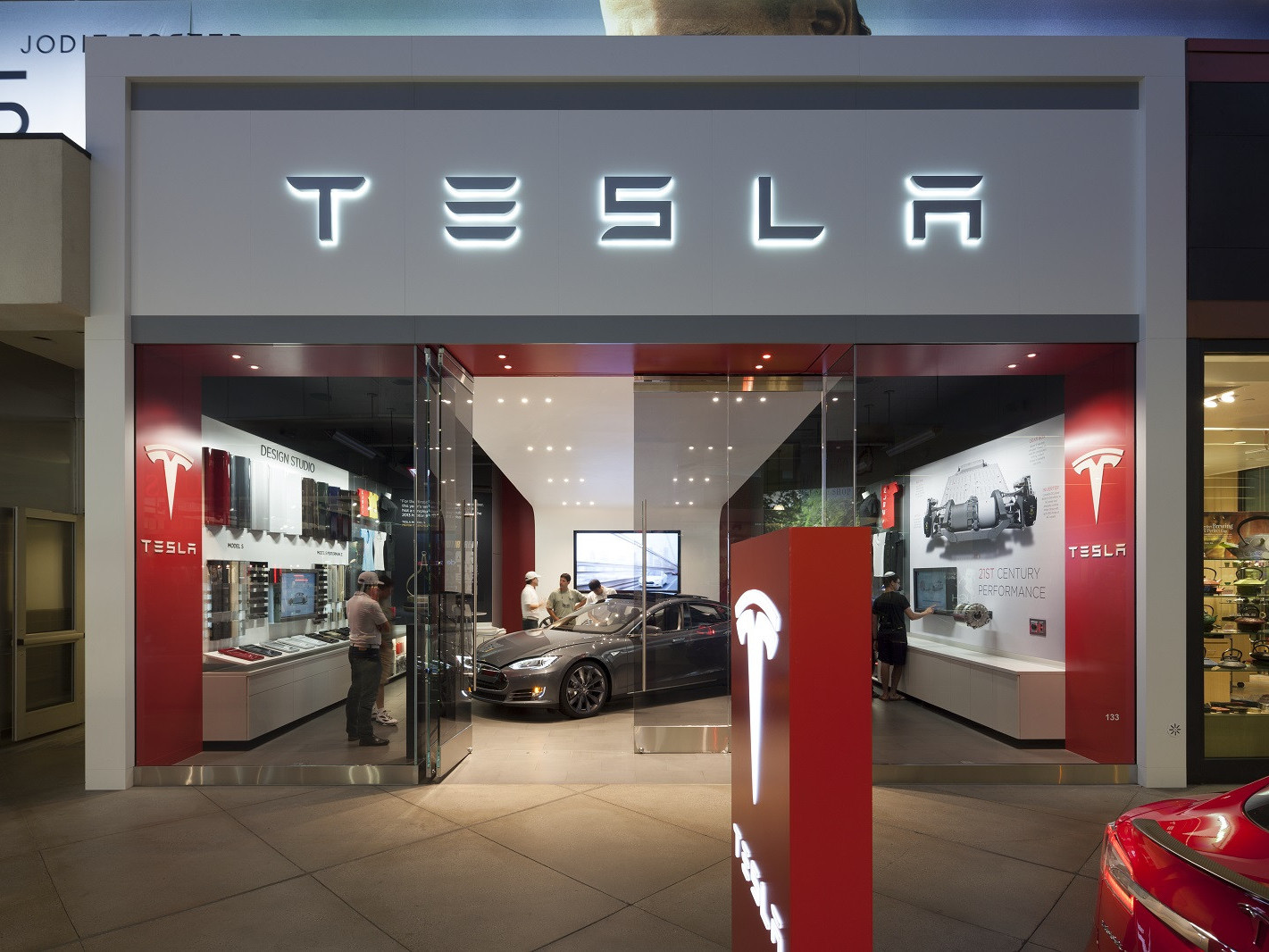 “Tesla” хоёр үйлдвэрийнхээ үйл ажиллагааг зогсооно