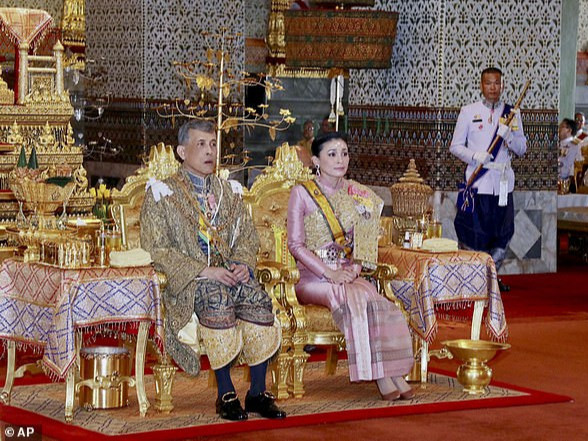 Тайландын хаан 20 татвар эмсийн хамт Германы зочид буудалд өөрийгөө тусгаарлажээ