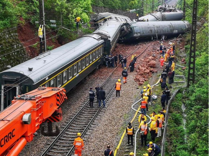 Галт тэрэг осолдсоны улмаас нэг хүн нас барж, 127 хүн бэртжээ