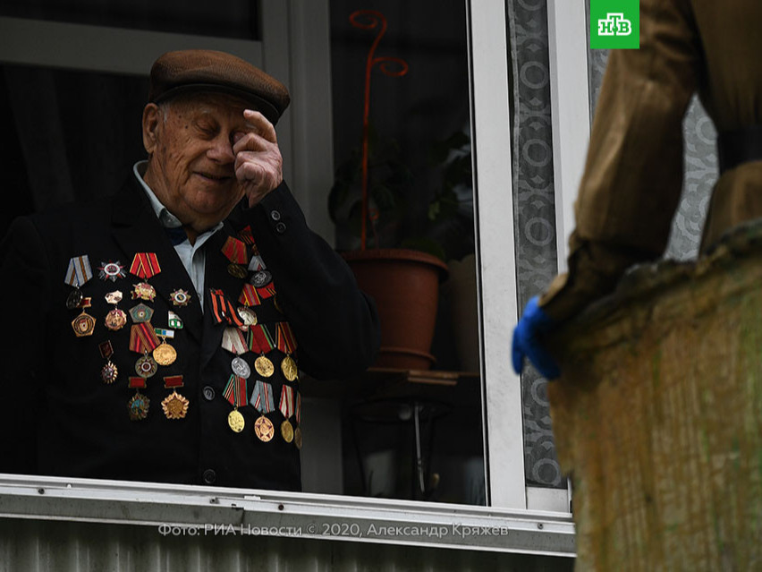 ФОТО: Новосибирск хотод хөл хорионы үед гэртээ буй ахмад дайчдад хүндэтгэл үзүүлж байна
