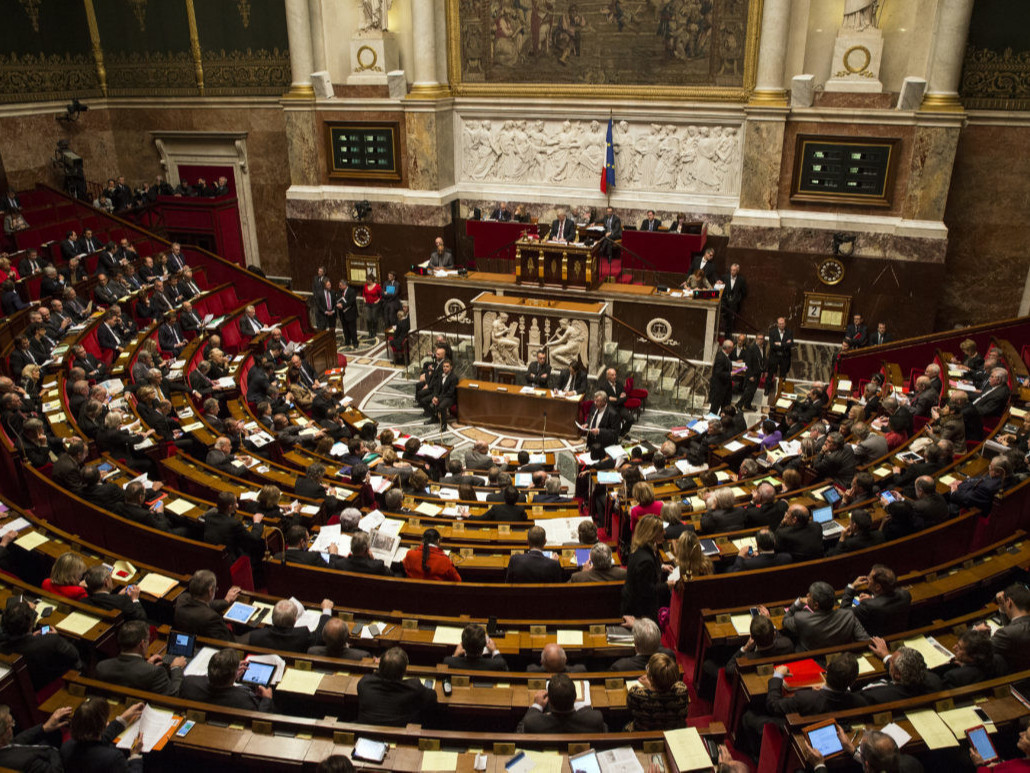 Францын парламент ариун цэврийн онц дэглэм сахих хууль баталжээ