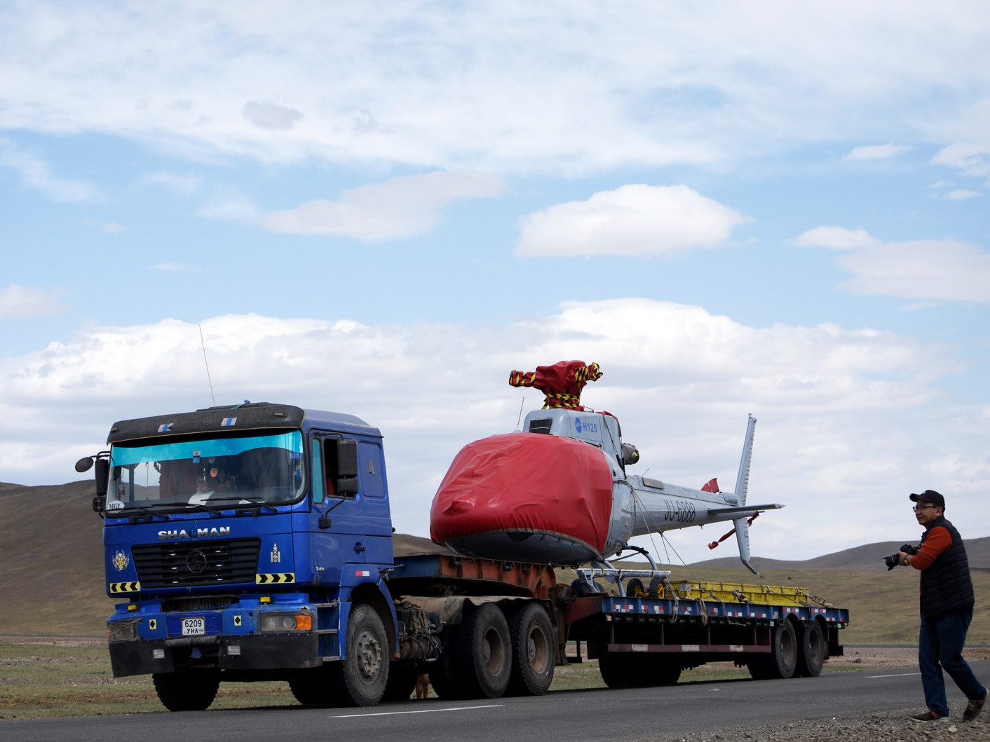 Гурван сая ам.долларын өртөгтэй нисдэг тэргийг Монголиан Эйрвэйс ХХК оруулж иржээ