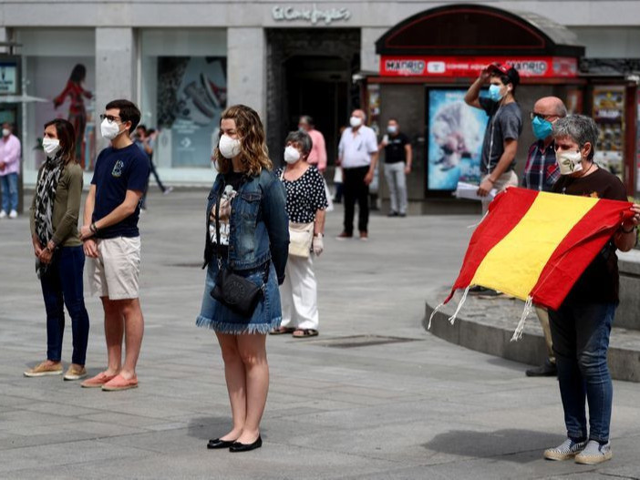 Испанид орон даяар нэг хором дуугаа хурааж, гашуудлын 10 хоног үргэлжилж байна