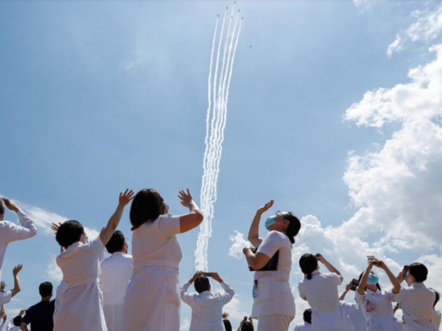 Японы агаарын хүчнийхэн Токио дээгүүр нисч эмнэлгийн ажилчдад хүндэтгэл үзүүллээ