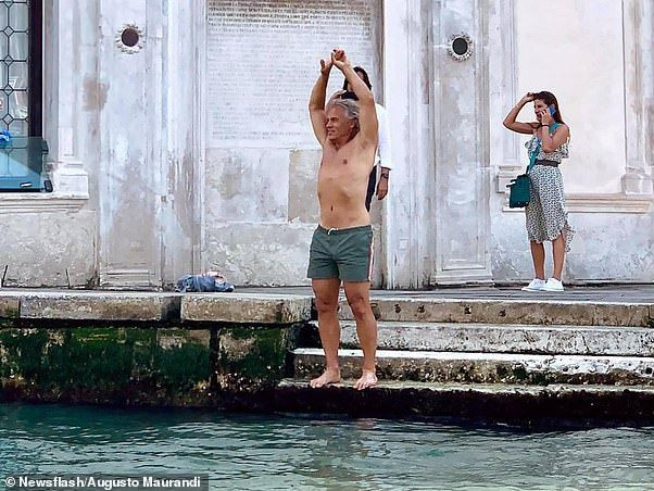 ВИДЕО: Герман жуулчид Венецийн усан замд сэлснийхээ төлөө торгуулжээ