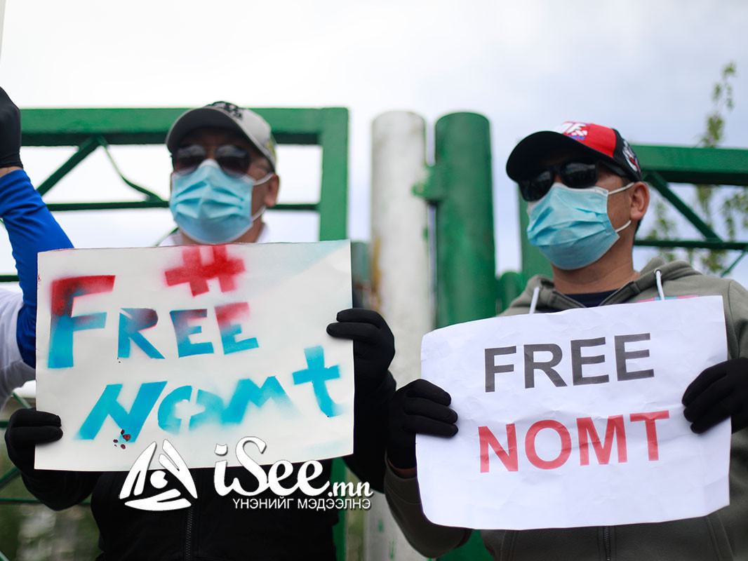 ФОТО: Номтойбаярын шүүх хурал дээр иргэд "Free Nomt" лоозон барьж зогслоо