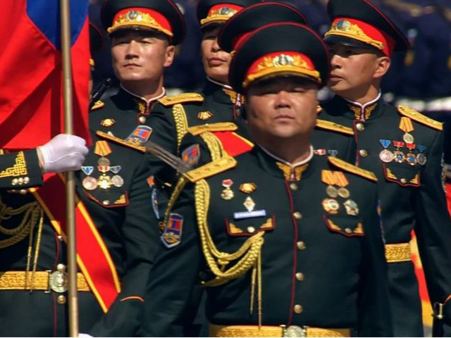 ВИДЕО: Ялалтын баярт оролцож буй Монгол цэргүүд Улаан талбайд гарч ирлээ