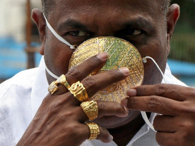 Энэтхэг бизнесмен эр 4000 долларын үнэ бүхий алтан маск хийлгэжээ