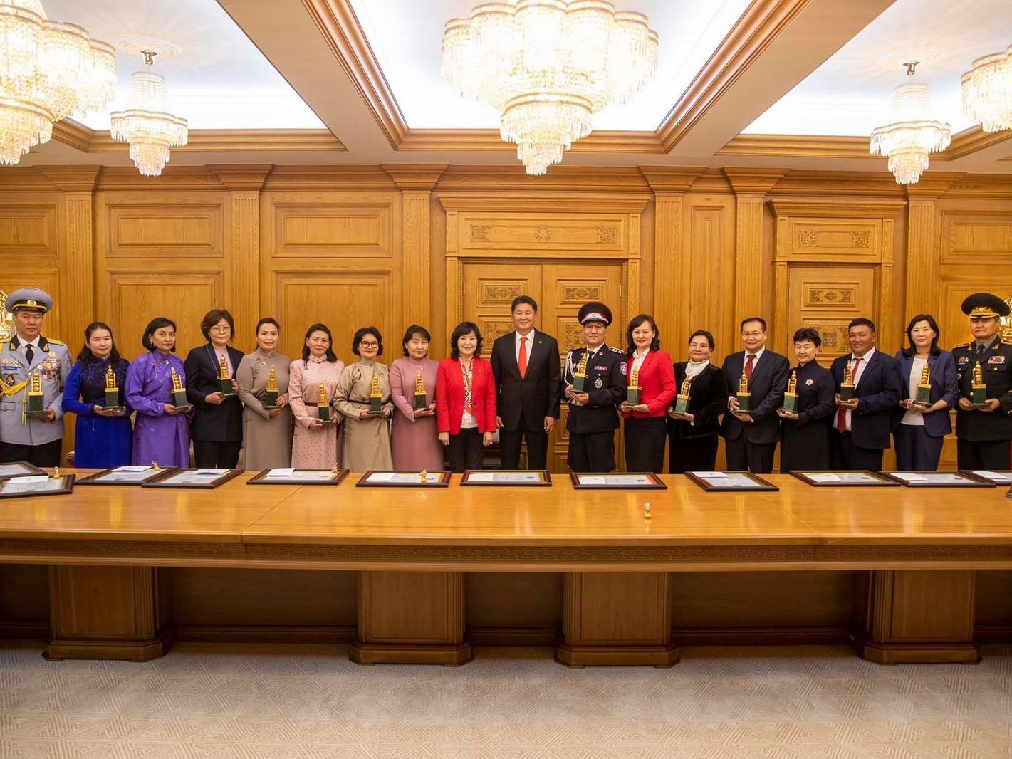 Монгол Улсын Засгийн газрын “Хүндэт өргөмжлөл”-өөр 18 албан хаагчийг шагналаа