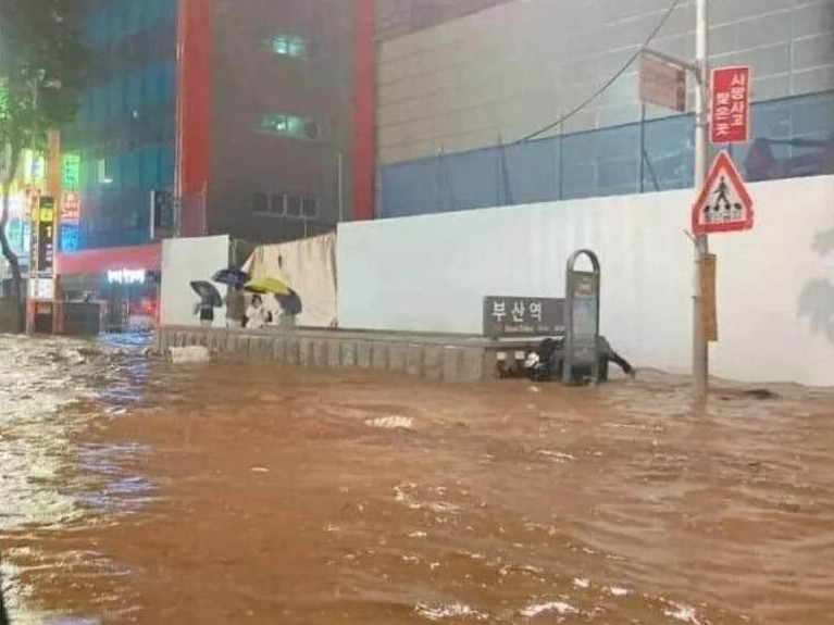 Өмнөд Солонгост хүчтэй аадар бороо орж, гурван хүн нас баржээ
