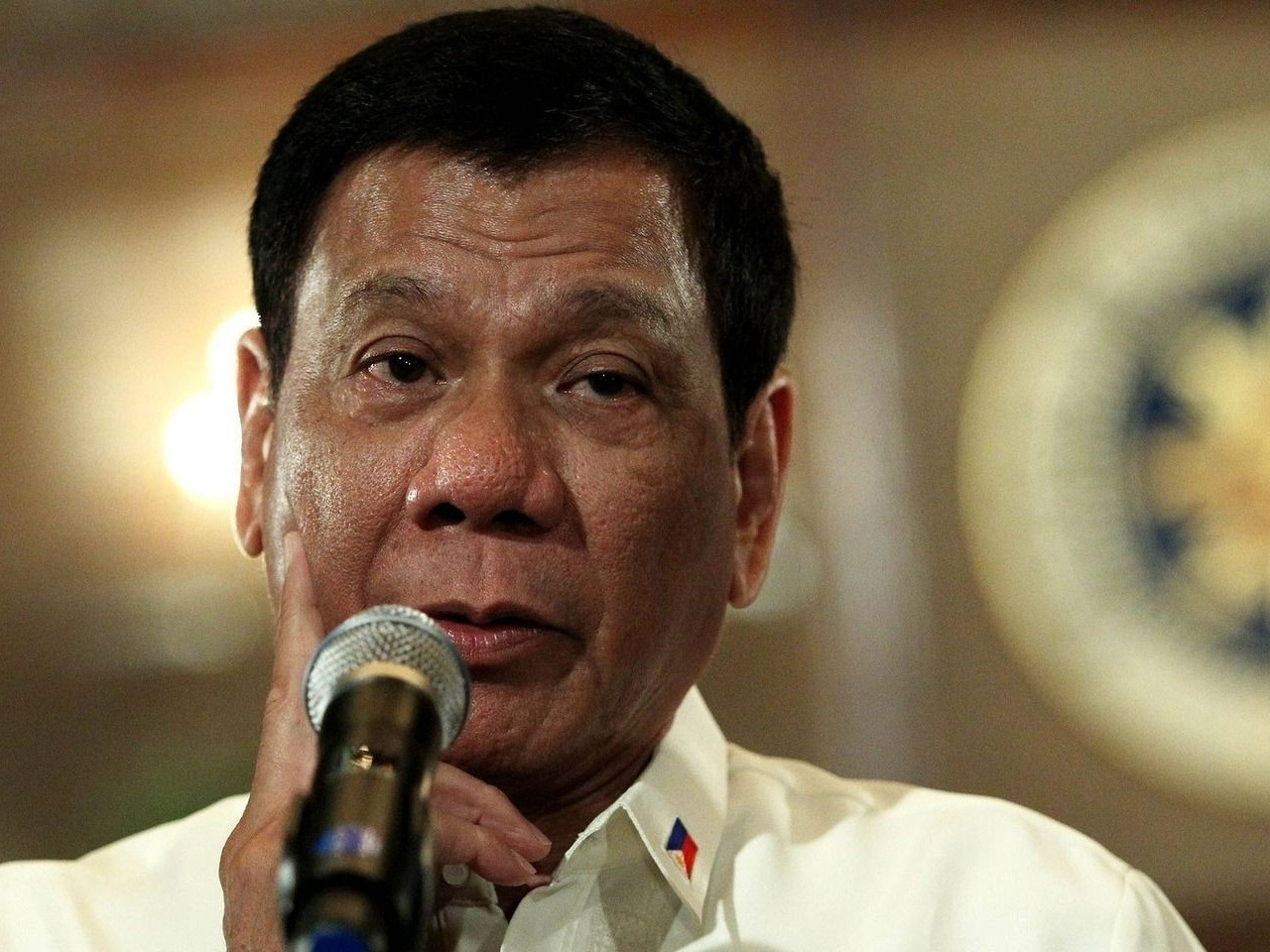 Филиппиний ерөнхийлөгч амны хаалтыг бензинээр ариутгах зөвлөгөөг ард түмэндээ өгчээ