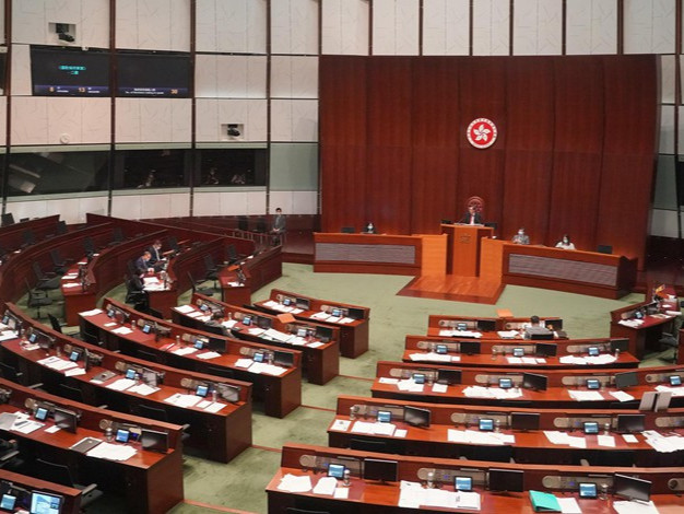 Хонгконг парламентийн сонгуулиа нэг жилээр хойшлуулав