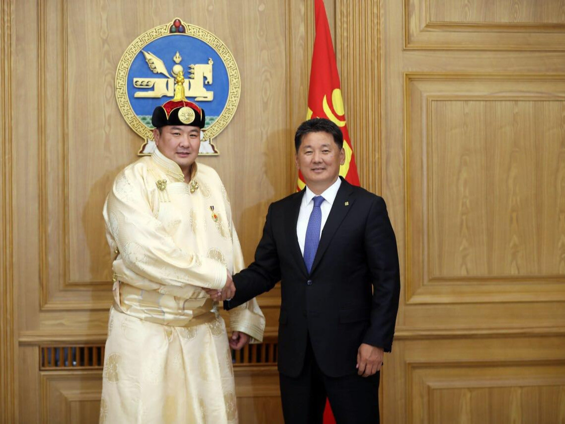 Монгол Улсын Ерөнхий сайд У.Хүрэлсүх аварга П.Бүрэнтөгсөд баяр хүргэв
