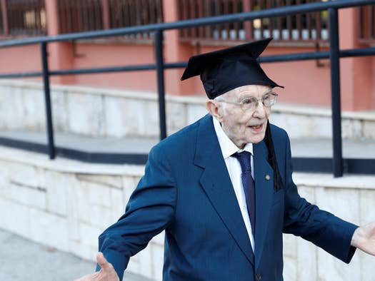 96 настай оюутан их сургуулиа амжилттай төгсөж хамгийн ахмад төгсөгч болжээ