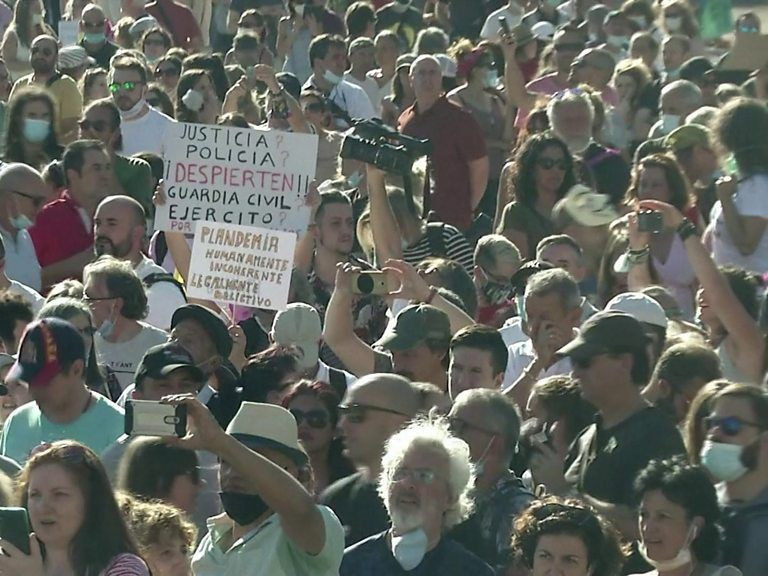 Мадрид хотод амны хаалттай холбоотой захирамжуудыг эсэргүүцсэн хэдэн мянган иргэн жагсжээ