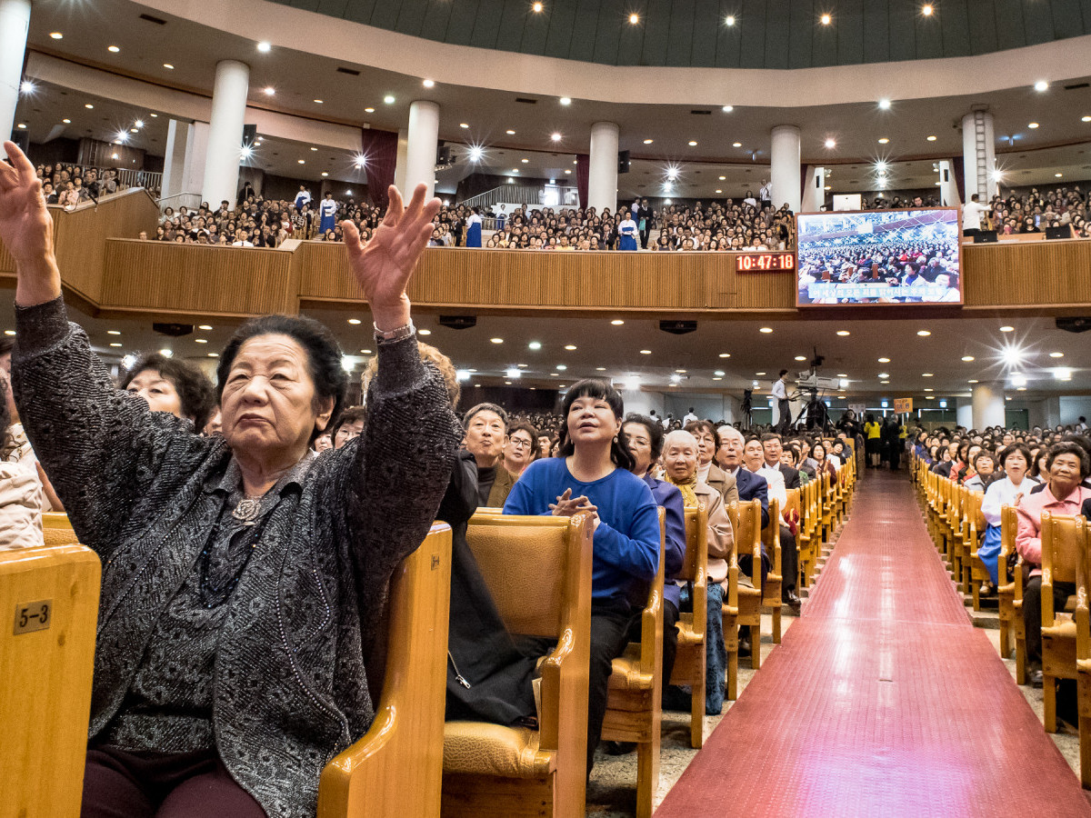 Өмнөд Солонгост халдварын тархалтыг зогсоохын тулд шашны бүх цуглааныг хоригложээ