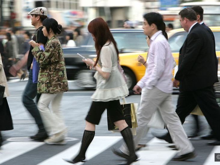 Японд гудамжаар алхахдаа гар утсаа ашиглахыг хоригложээ