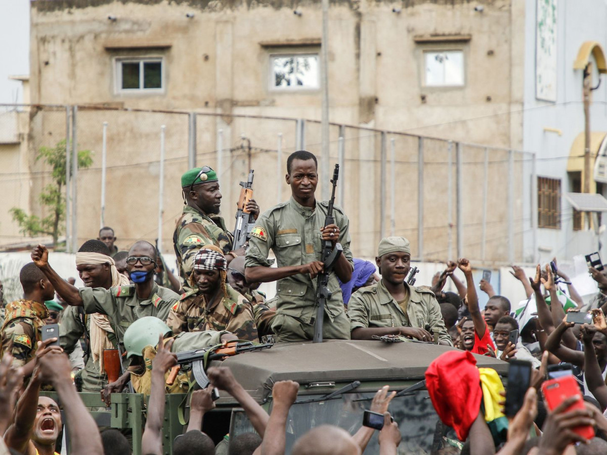 Мали улсад цэргийн бослого гарч, Ерөнхийлөгч болон Ерөнхий сайдаа барьцаалжээ