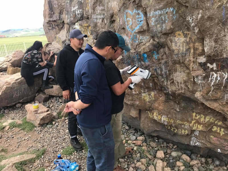 Хад, чулуун дээр "нэр"-ээ бичиж үлдээсэн хүмүүсийг Экологийн цагдаагаас хайж эхэлжээ