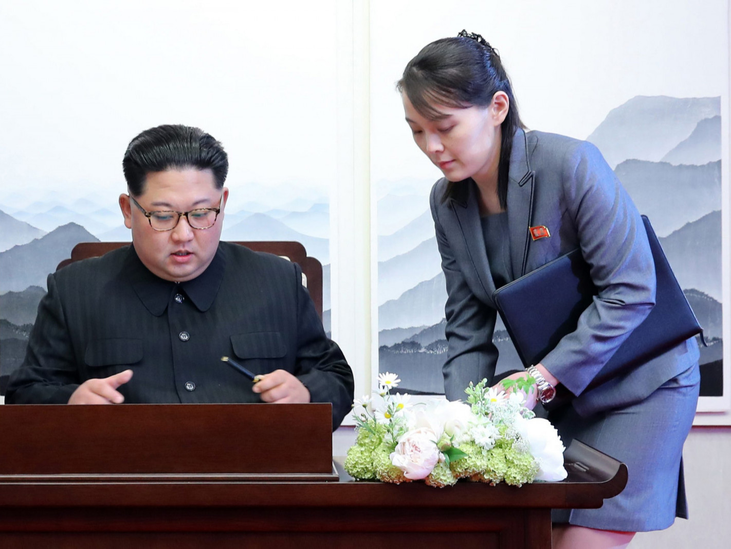 Ким Жон Ун охин дүүдээ зарим эрх мэдлээ шилжүүлсэн гэв