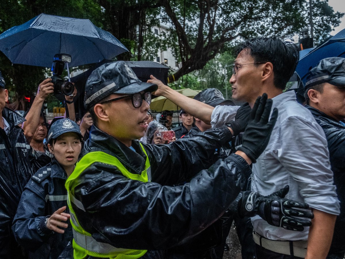 Хонконгт жагсаал цуглаанд оролцсон хэргээр 16 хүнийг баривчилжээ