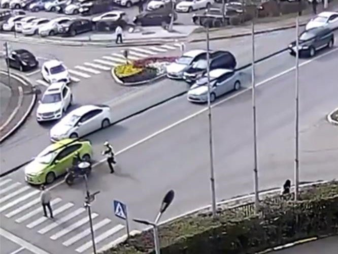 ВИДЕО: Замын цагдааг мотоциклоор дайрч, хөлийг нь хугалжээ