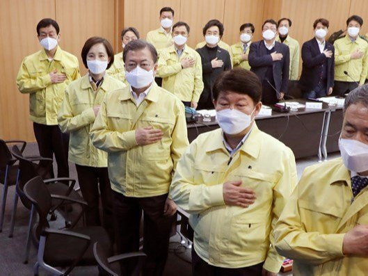 Өмнөд Солонгосын парламентын ордны зурагчин халдвар авсны улмаас парламентын үйл ажиллагааг зогсоолоо