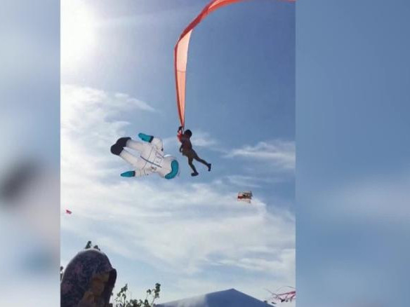 ВИДЕО: Гурван настай охин "цаасан шувуу"-нд тээглэн агаарт нисчээ