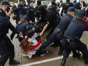 ВИДЕО: Беларусийн цагдаа нар хичээлийн шинэ жилийн эхний өдөр үймээн дэгдээсэн оюутнуудыг хүч хэрэглэн баривчилжээ