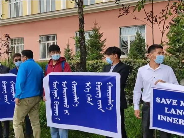 МУИС-ийн түүхийн тэнхимийн багш, оюутнууд монгол хэл бичгээ хамгаалах “тэмцэл”-д нэгдлээ