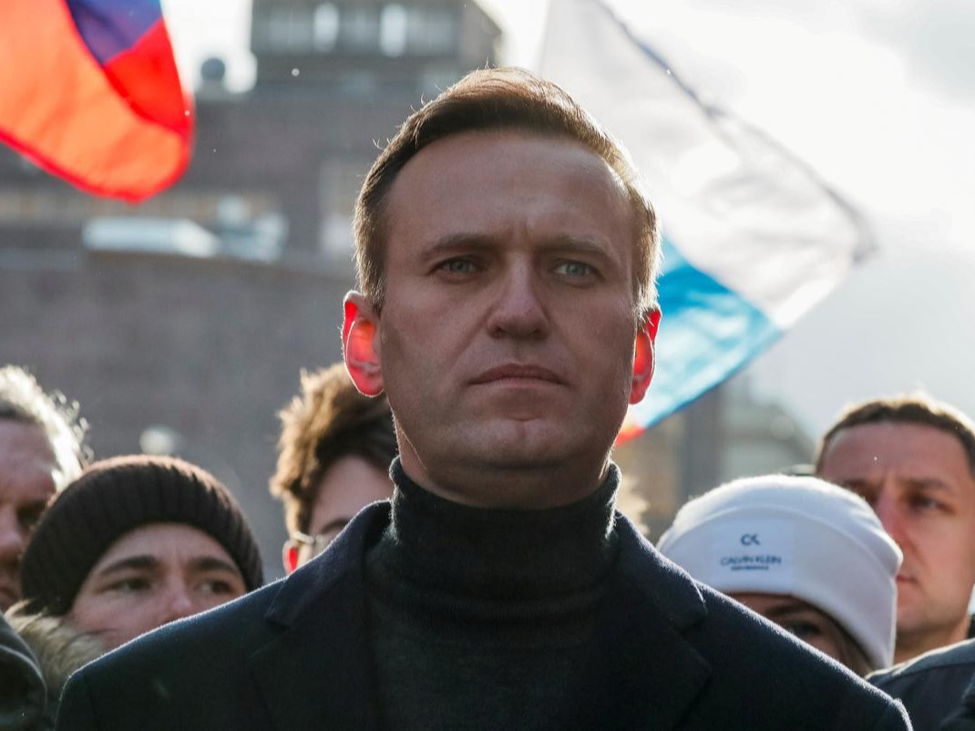 А.Навальный ухаан орж, хүмүүстэй харилцаж эхэлжээ