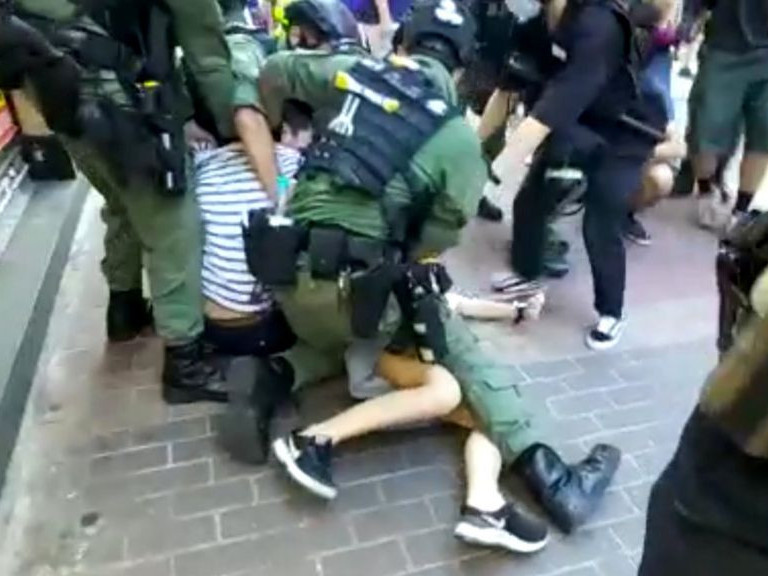 ВИДЕО: Хонконгийн цагдаа нар 12 настай охиныг хүч хэрэглэн баривчилжээ