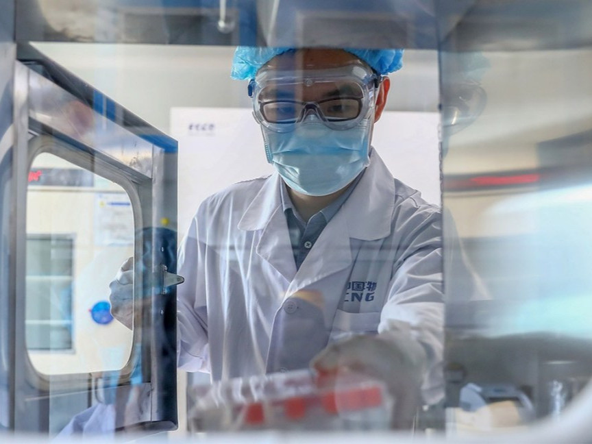 Хятадад хамрын цацлага хэлбэрээр хэрэглэдэг коронавирусийн анхны вакциныг хүн дээр туршихыг зөвшөөрчээ