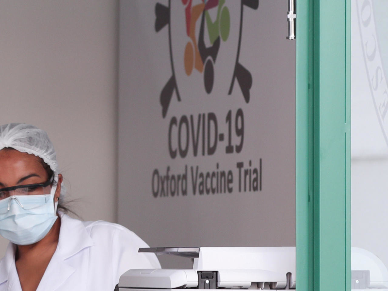 Оксфордын эрдэмтдийн гарган авч буй вакцинаас гаж нөлөө илэрч, туршилтыг түр зогсоожээ